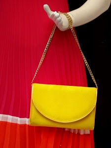 rosso, manichino, mano, giallo, borsetta, borsa, bianco, braccio, pieghe, vestito, catena, catenella, striscia, dorato, nero, dorata, riga, abito, gonna, oro