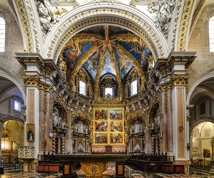 altare, affreschi, colonne, chiesa, abside, archi, arco, pulpito, quadri, dipinti, capitelli, cupola, coro, organo, polittico, sculture, oro, finestre