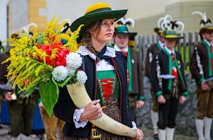 fiori, corno, rosso, giallo, costumi, ragazza, verde, bianco, costume, cappello, cappelli, sfilata, piume, mani, nero, tirolesi, foglie, rievocazione, colori, tirolese, mazzo, tradizione