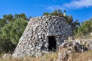 pietre, alberi, porta, nuraghe, erba, verde, cielo, campagna, sassi, piante, sardegna, azzurro, costruzione, nuvole, rifugio, bianco, rocce, cactus, apertura, preistoria