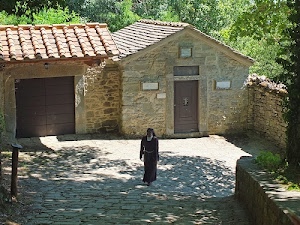suora, tetti, verde, tegole, alberi, portone, pietre, porta, muretto, religiosa, ombre, piante, convento, casa, camminare, tetto, muro, porte, cortile, mura