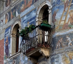 balcone, affreschi, fiori, ringhiera, vasi, murales, finestra, facciata, piante