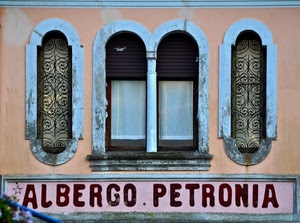 finestre, insegna, albergo, bifora, tende, serrande, grate, colonna