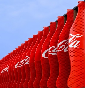 rosso, bottiglie, pubblicità, bianco, scritta, diagonale, expo, coca, cola, cielo, padiglione, marchio, fila, prospettiva, fori, sagome, azzurro