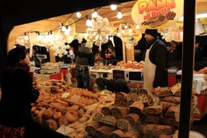 dolci, mercato, pane, lampadine, luci, bancarella, venditori, persone, merce, grembiule, alimentari, vendita, banco, cartelli, fili