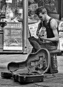 chitarra, musicista, custodia, bianconero, uomo, vetrina, musica, occhiali, tatuaggio
