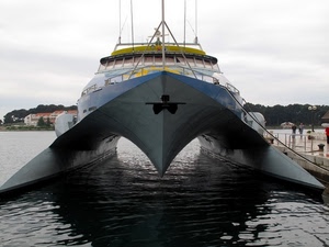 acqua, aliscafo, imbarcazione, case, mare, molo, alberi, scafo, persone, elica, antenne, ancora, grigio, ali, corde, barca, riflessi, giallo, cabina, attracco, porticciolo, natante